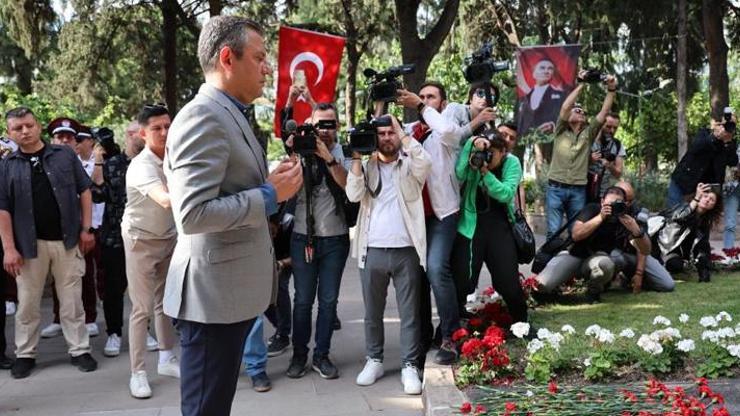 CHP Genel Başkanı Özel, Zübeyde Hanım’ın anıt mezarını ziyaret etti