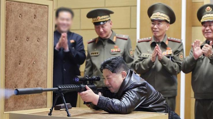 Kim Jong-Un silah fabrikalarını denetledi: Deneme atışında 12den vurdu