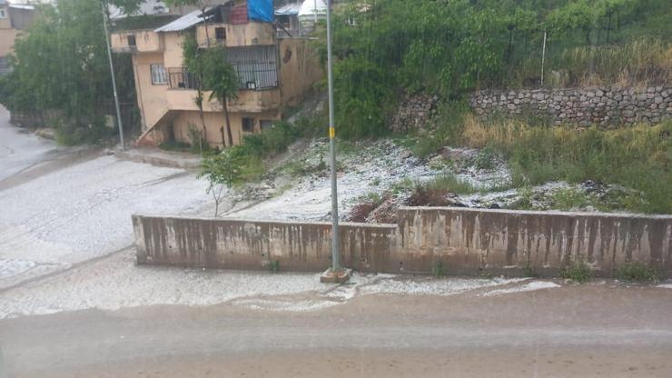 5 dakika dolu yağdı Şırnak-Cizre yolu trafiğe kapandı