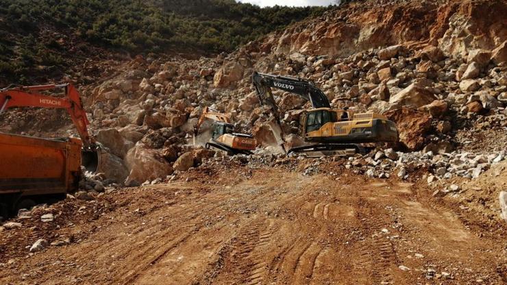 Gaziantep’te depremde kapanan iki mahalleye yeni yol açıldı Gaziantep’te depremde kapanan iki mahalleye yeni yol açıldı