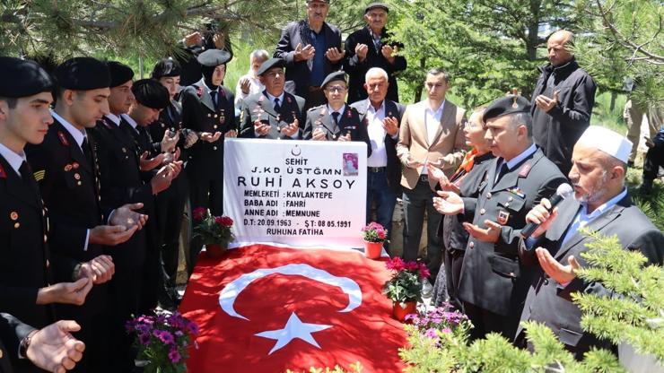 Şehit Üsteğmen Ruhi Aksoy mezarı başında anıldı
