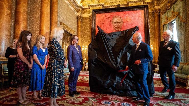 Kral Charlesın ilk resmi portresi sosyal medyayı karıştırdı: Cehennem ateşiyle yanıyor gibi