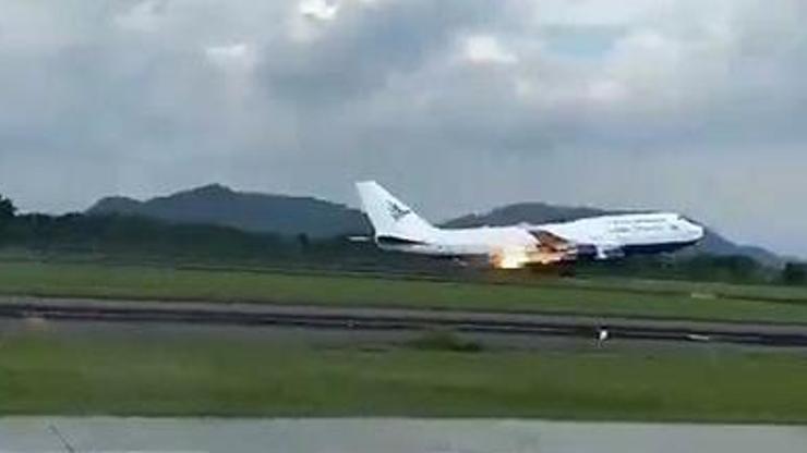 Endonezyada motoru alev alan yolcu uçağı acil iniş yaptı
