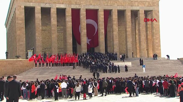 Gençlik ve Spor Bakanı Osman Aşkın Bak gençlerle Anıtkabirde