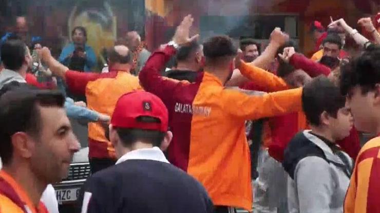 Galatasaray ve Fenerbahçe taraftarları derbi ateşini yaktı