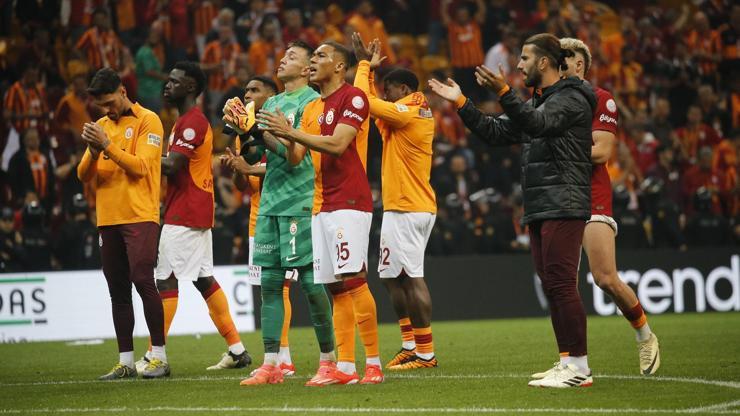 Galatasarayda derbi mağlubiyeti moralleri bozdu