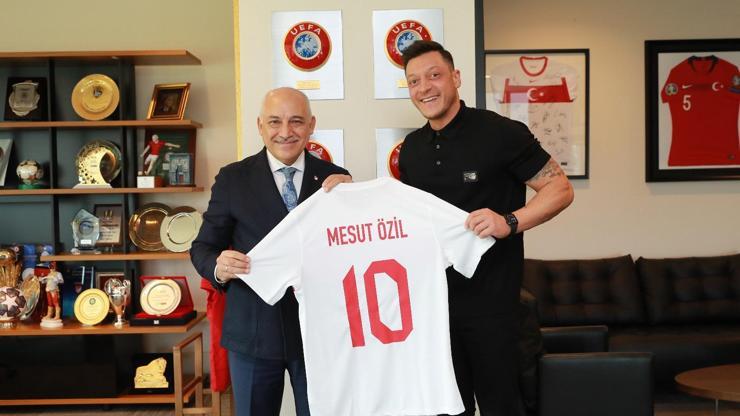 Mesut Özilden TFF Başkanı Büyükekşiyi ziyaret