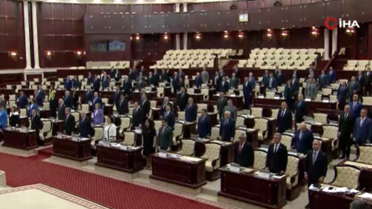 Azerbaycan Milli Meclisinde Reisi için 1 dakikalık saygı duruşu