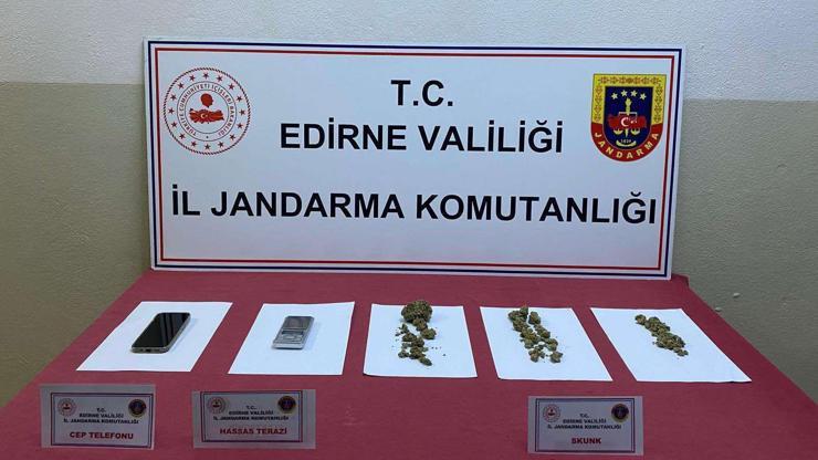 Edirne’de araçta uyuşturucu ele geçirildi Edirne’de araçta uyuşturucu ele geçirildi
