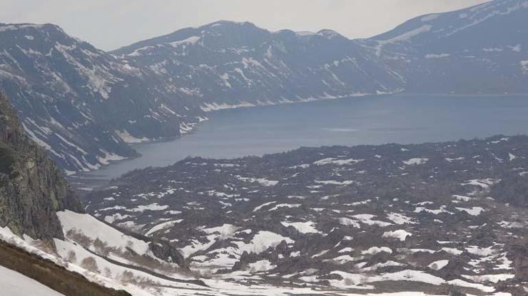 Nemrut Krater Gölünde iki mevsim bir arada yaşanıyor