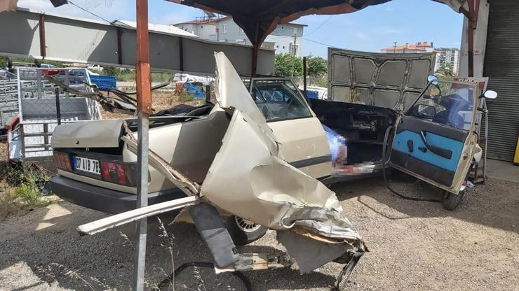 Park halindeki TIR'a çarpan otomobilin sürücüsü hayatını kaybetti Park halindeki TIR'a çarpan otomobilin sürücüsü hayatını kaybetti