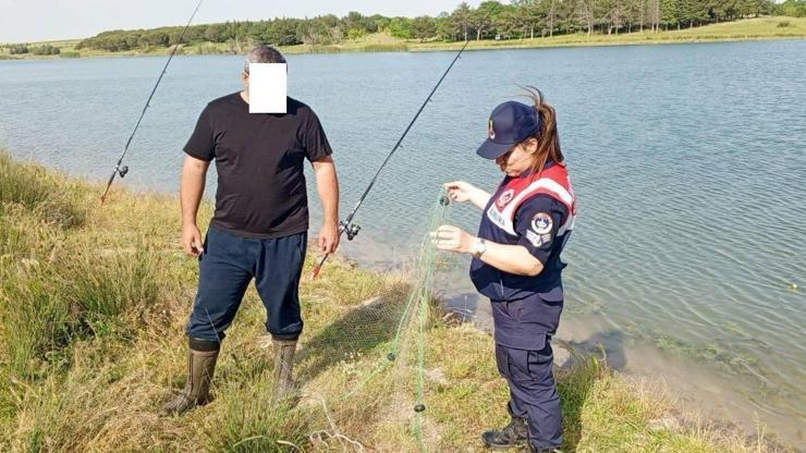 Jandarma, gölete kaçak atılan balık ağlarını topladı