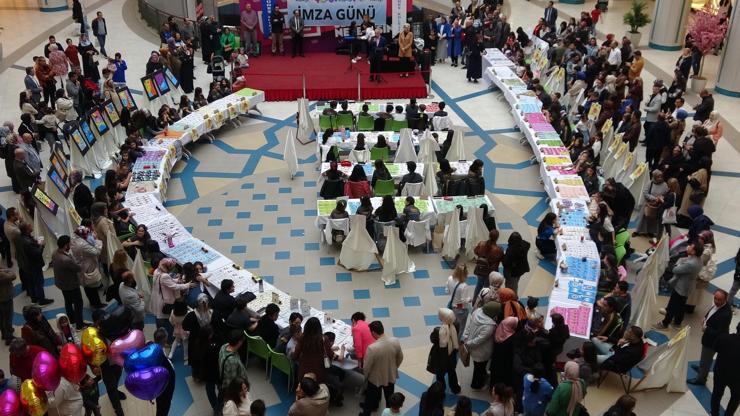 Erzurum'da 160 çocuk yazar kitaplarını imzaladı Erzurum'da 160 çocuk yazar kitaplarını imzaladı