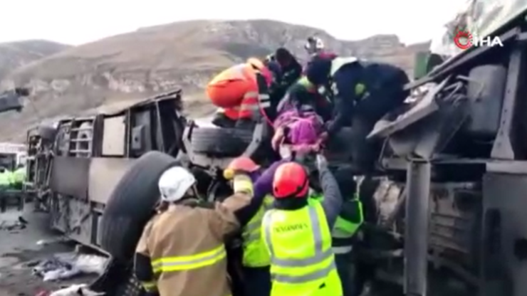Peru’da yolcu otobüsü ile tren çarpıştı: 4 ölü