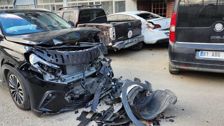 Kontrolden çıkan cip, park halindeki 5 araca çarptı Kontrolden çıkan cip, park halindeki 5 araca çarptı