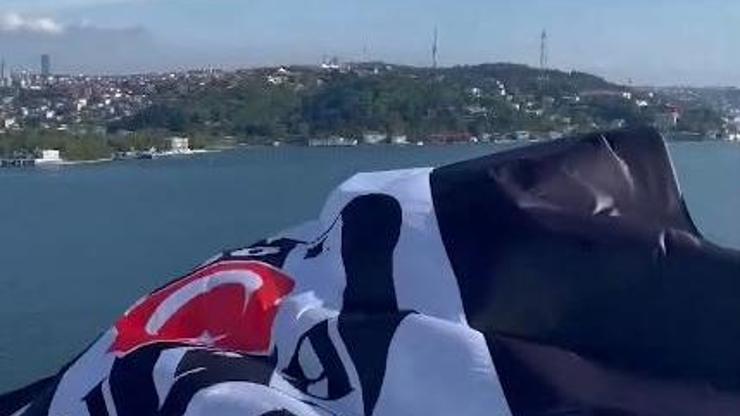 Beşiktaş’ın bayrağı köprüye asıldı