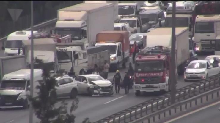 TEMde zincirleme kaza: Trafik tek şeritten sağlanıyor