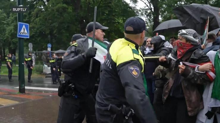Hollandada Filistine destek gösterisi Polisten protestoculara sert müdahale