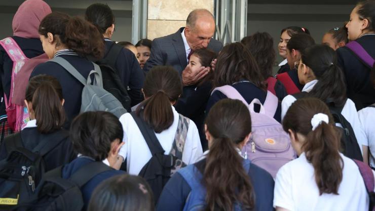 Emekli oldu ama okulundan kopamadı... Her sabah öğrencileri ilk o karşılıyor