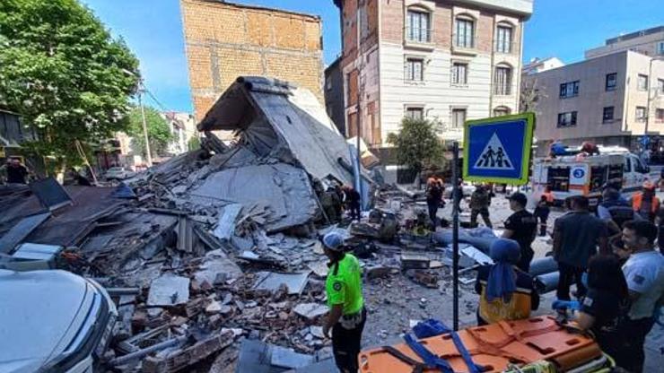 SON DAKİKA HABERİ: İstanbul Küçükçekmecede bina çöktü Enkaz altında kalanlar var...