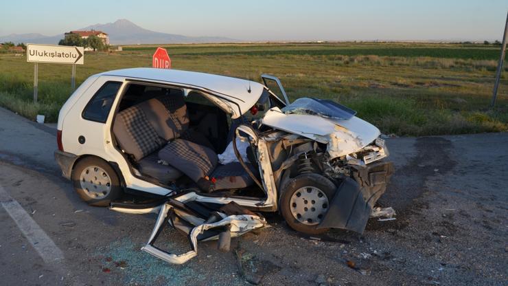 Otomobil, kamyonete çarptı: 5 yaralı Otomobil, kamyonete çarptı: 5 yaralı