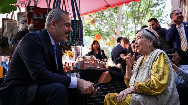 Hakan Fidan ve Uygur Türkü Emine teyzenin sıcak sohbeti gülümsetti