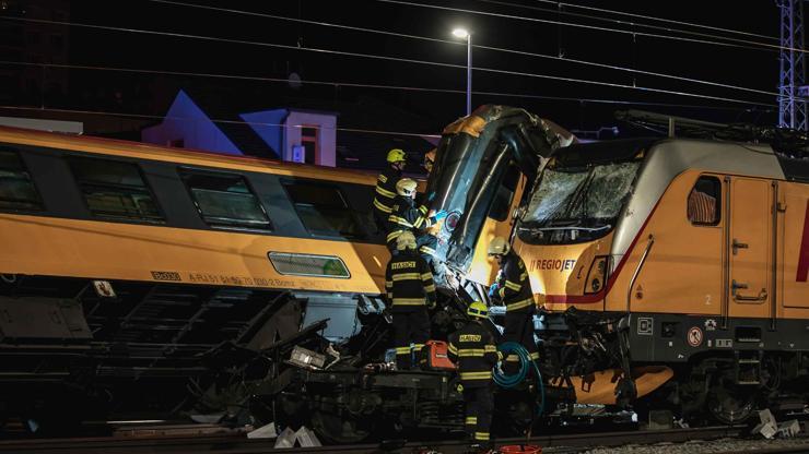 Çekyada iki tren kafa kafaya çarpıştı: 4 ölü, 22 yaralı