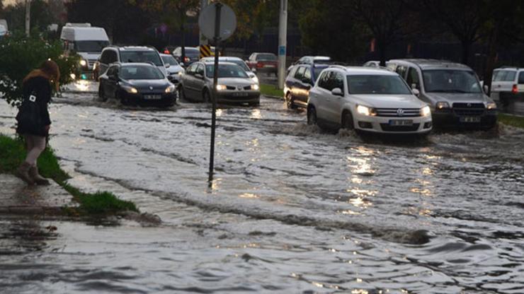 Meteoroloji ve valilik art arda uyardı Ankarada şiddetli sağanak alarmı