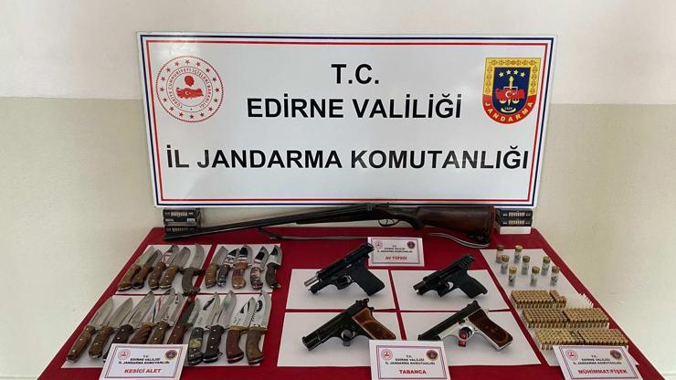 Edirne’de bir evde silah ve bıçak ele geçirildi