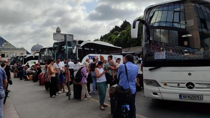 Otogarda bayram yoğunluğu Karneler alındı tatil başladı