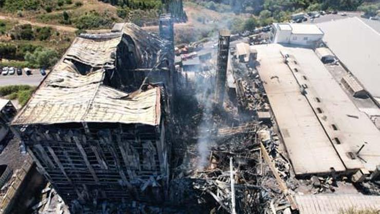 Tuzlada yanan fabrika havadan görüntülendi