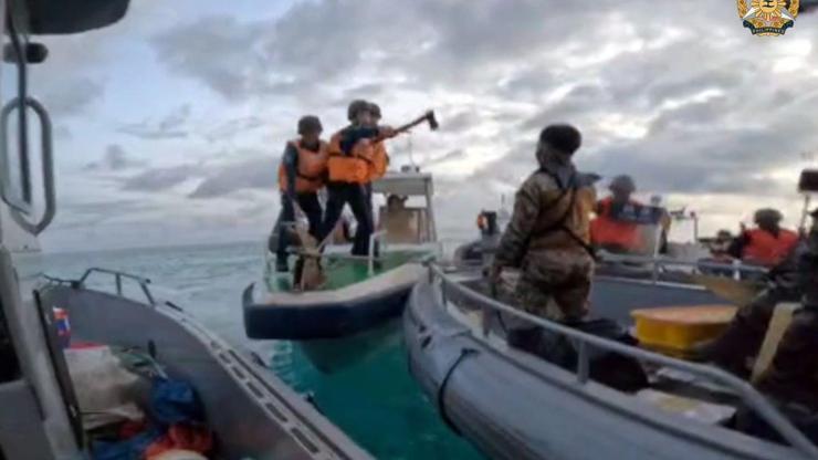 Güney Çin Denizinde tehlikeli gerginlik Şoke eden görüntüler: Balta ve bıçakla saldırdılar...