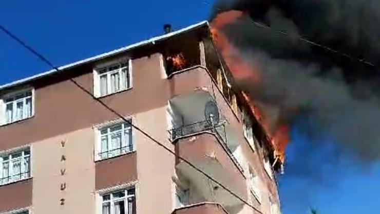 Esenyurtta 4 katlı binanın çatı katı alev alev yandı