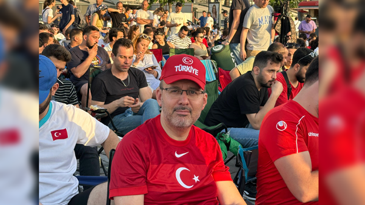 Kasapoğlu milli maçı İzmirlilerle birlikte izledi