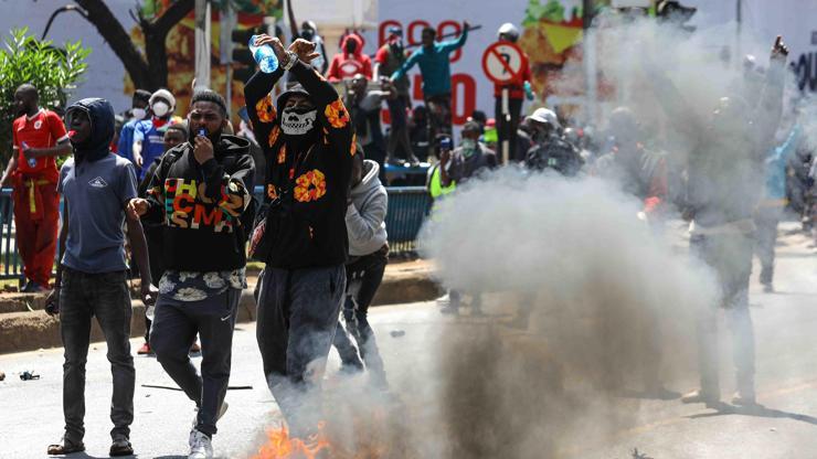 Kenyada protestocular parlamentoyu ateşe verdi