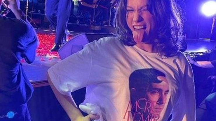 Serenay Sarıkaya, Mert Demir konserinde Mert Demir baskılı t-shirt giydi