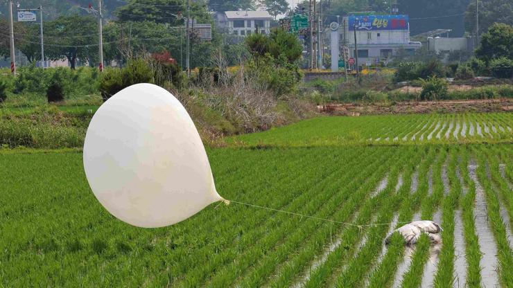 Kuzey Kore’nin ‘çöp balonları’ rötara sebep oldu