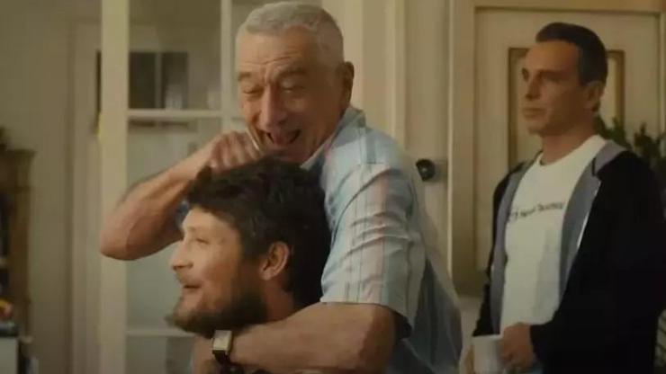 Eyvah Babam oyuncularının sınırsız öpüşme sahneleri hızla yayılıyor