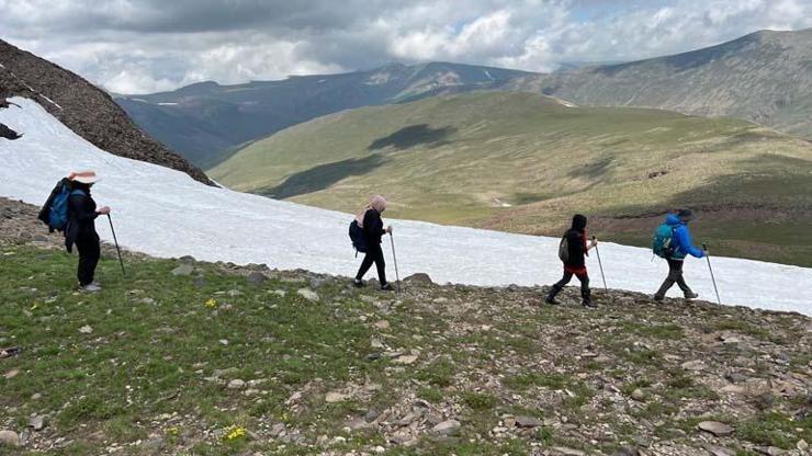 Tabiatla iç içe adeta doğal terapi Erzurumda dört mevsimi yaşatan doğa yürüyüşü