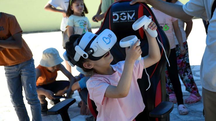 Çocuklar sanal gerçeklik gözlüğüyle Bandırma Vapuru'nda Atatürk ve silah arkadaşlarıyla buluştu Çocuklar sanal gerçeklik gözlüğüyle Bandırma Vapuru'nda Atatürk ve silah arkadaşlarıyla buluştu