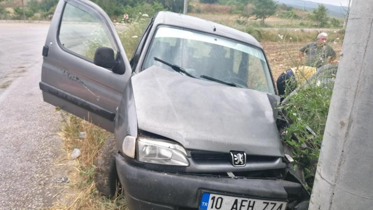Beton elektrik direğine çarpan hafif ticari aracın sürücüsü yaralandı