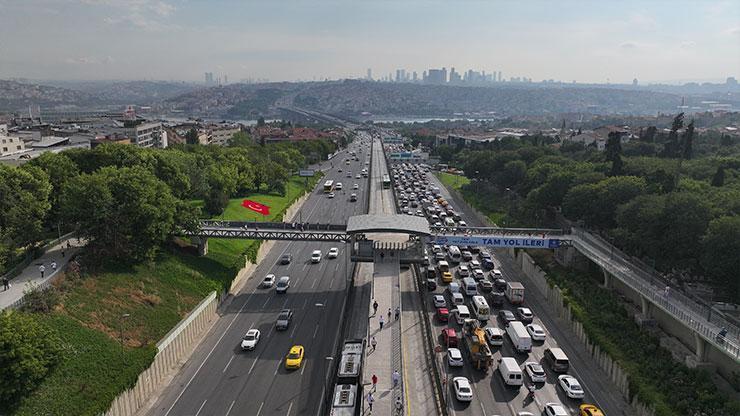 Asfalt yenileme çalışması yapılan Haliç Köprüsünde trafik yoğunluğu