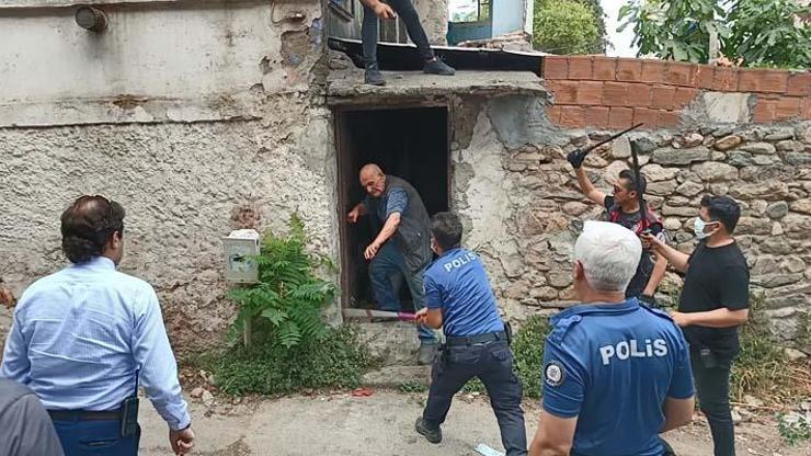 Çöp evini temizletmeyip polisi bıçakladı, Peygamberim deyince hastaneye yatırıldı