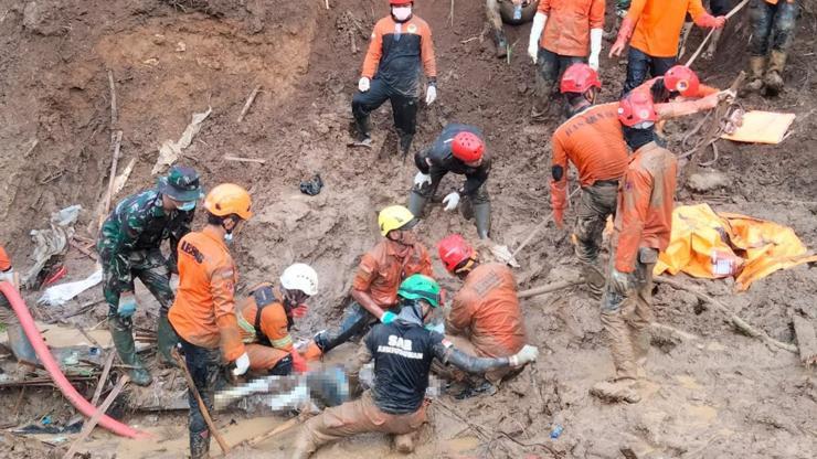 Endonezyada altın madeninde toprak kayması: 10 ölü, 40 kayıp