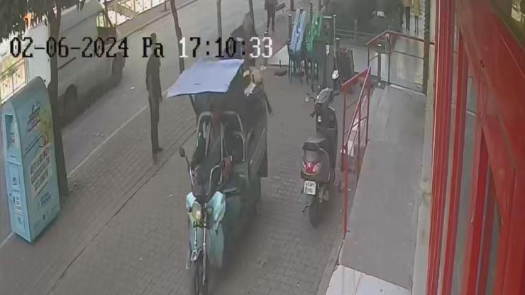Adanada bir garip olay... Motosikleti sahibiyle birlikte çaldı