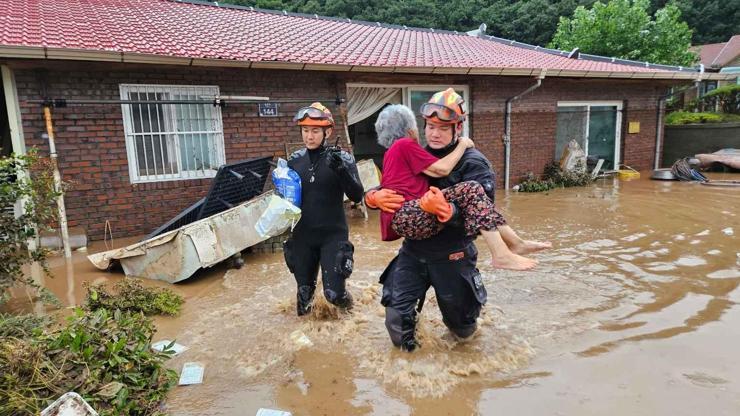 Güney Korede sel ve toprak kayması: 4 ölü, 1 kayıp