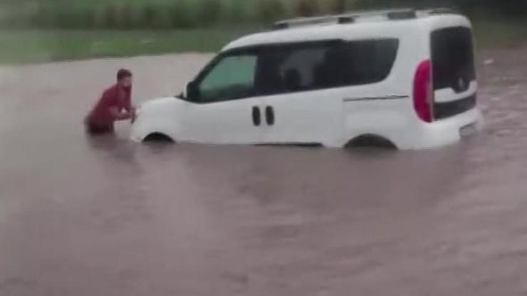 Kocaelide sağanak hayatı felç etti: Sürücüler mahsur kaldı