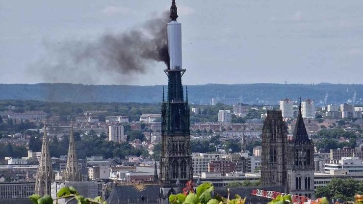 Fransada tarihi Rouen Katedralinde yangın