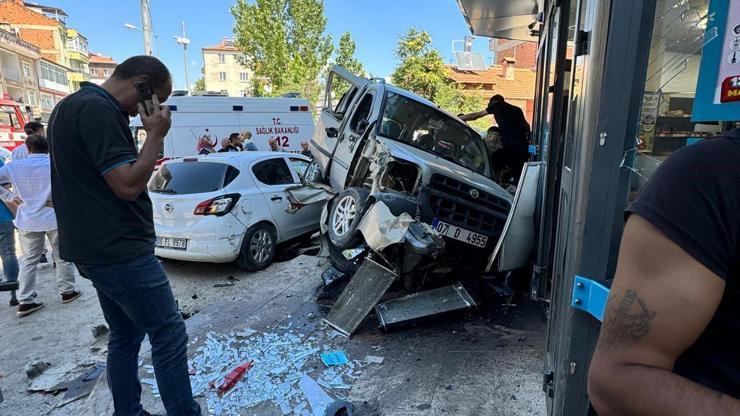 7 araçlık zincirleme kazada, 3 kişi yaralandı 7 araçlık zincirleme kazada, 3 kişi yaralandı