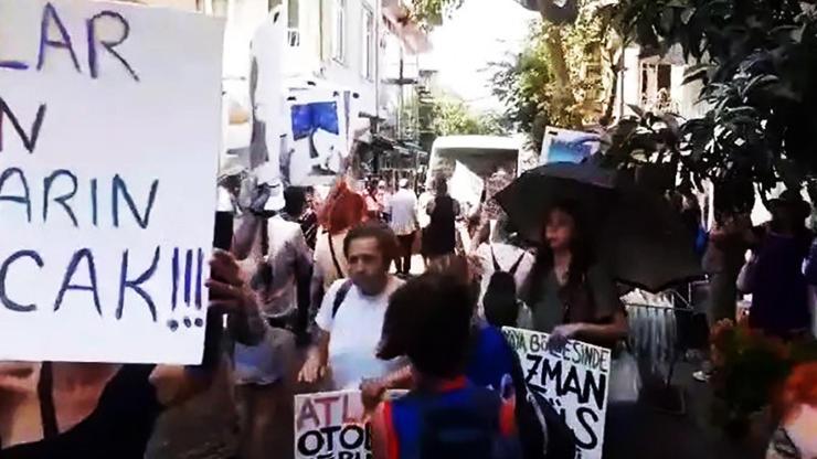 Büyükada’da Azmanbüsler davul zurna eşliğinde protesto edildi